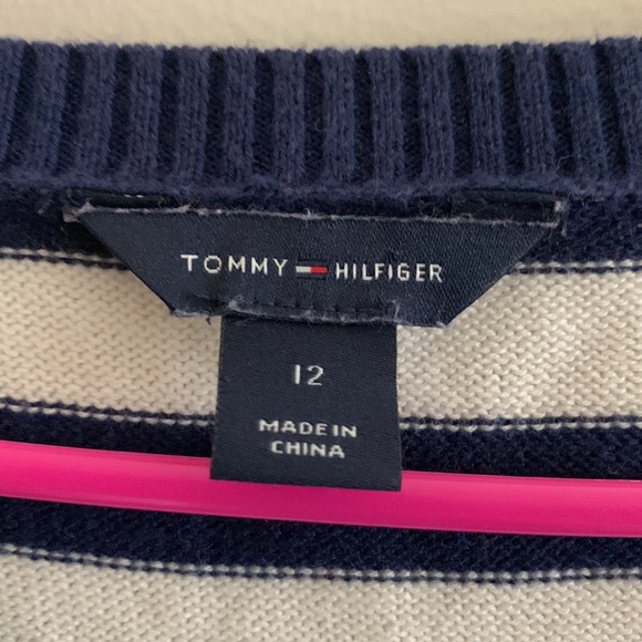 🌈4/$20 Tommy Hilfiger sweater - Picture 2 of 4